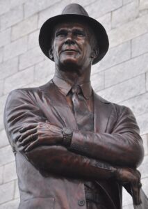 Leadership Breakthroughs Archives - List Format 13 Tom-Landry-Statue-ii